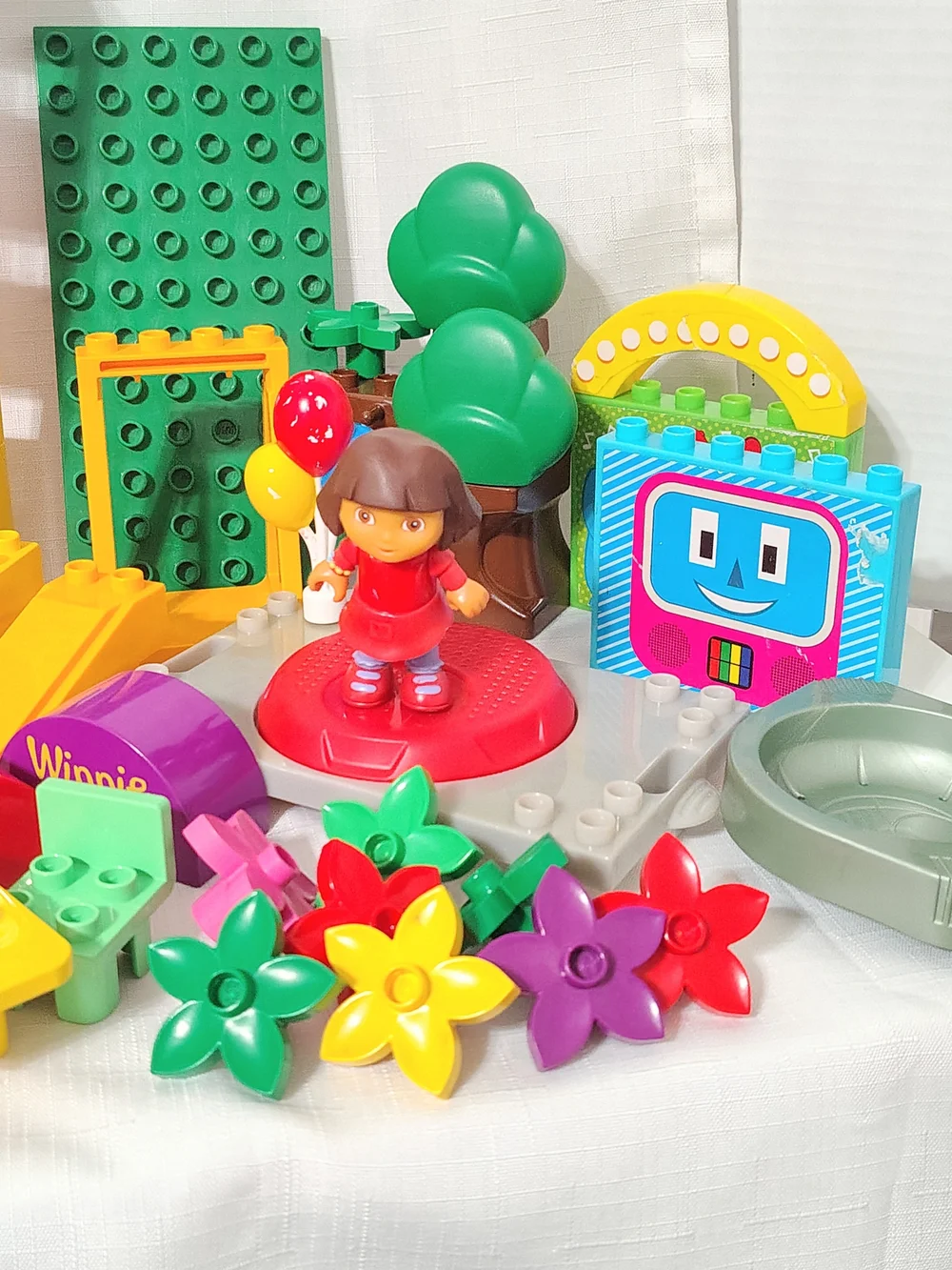 Lego Duplo Lot Plus A Few Novelty Mega Bloks Dora The Explorer Yo Gaba 98 Pieces